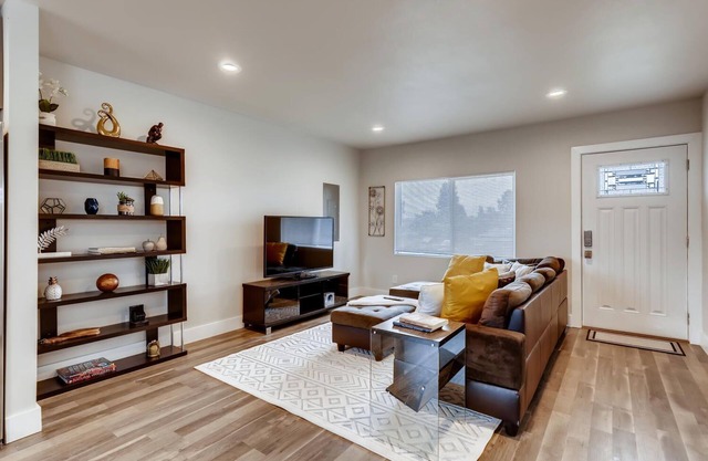 ♫ Gorgeous, Contemporary ♦ 4 BDRM / 2 BATH Home ♫