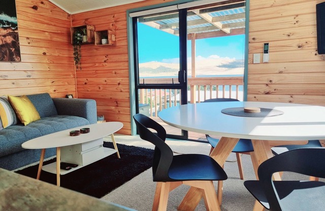Gorgeous cottage, stunning ocean views, 1 min to the beach! Relax & recharge 😍