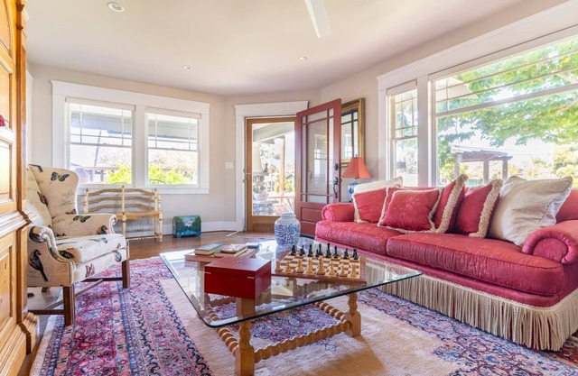 Gorgeous Cozy Eclectic Craftsman House. Minutes to Downtown. Best Location!