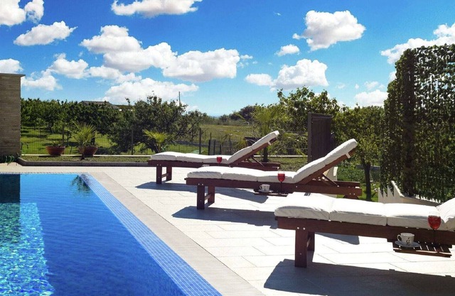 Casa rústica en Lovinac con piscina