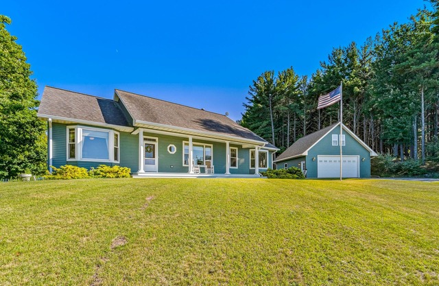 Gorgeous, dog-friendly home near the lake with fireplace, grill & washer/dryer