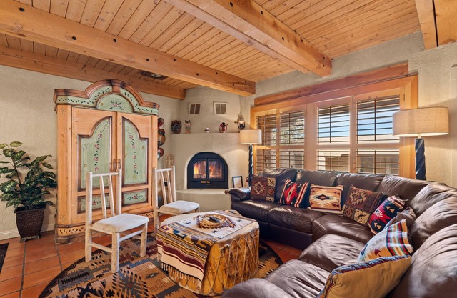 Gorgeous Fort Marcy Condo Close to Plaza - Beautiful Art In All Rooms
