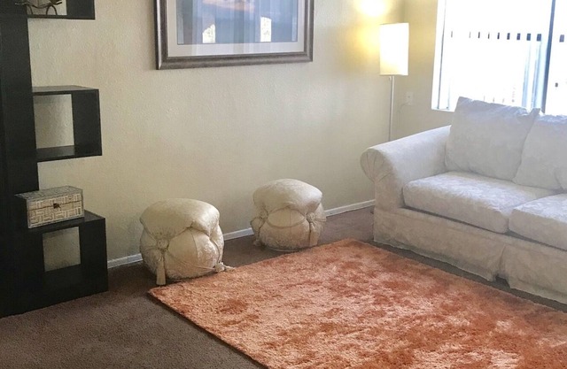 HOUSE LUX - BEAUTIFUL 2 bedrooms 1 bathroom— perfect for long standing