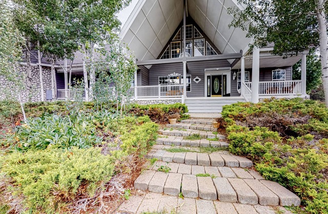 Gorgeous getaway with hot tub, deck, grill, firepit, pool table & multi-arcade