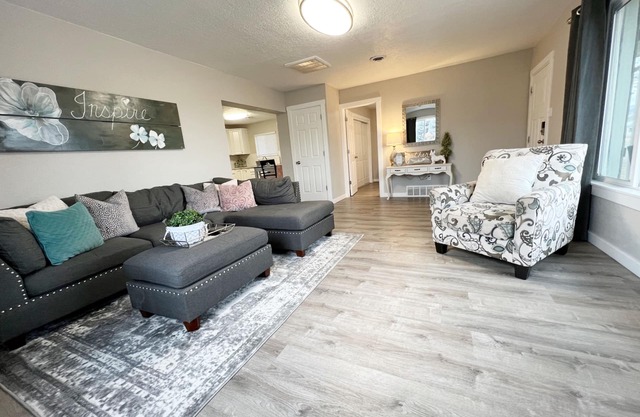 * Precioso escondite, cerca de todo, 3 habitaciones, totalmente remodelado.* *