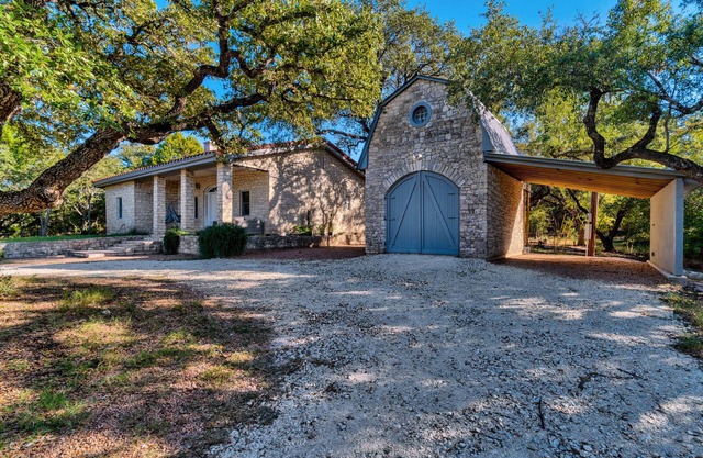Gorgeous Hill Country Getaway on 5 Acres! 2 King beds/1 Queen. 30 min to Austin