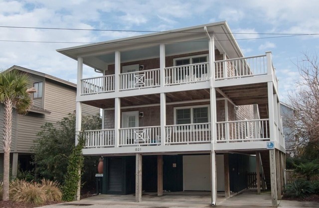 Casa bien diseñada y atractiva a solo 1 cuadra del océano y el sonido.
