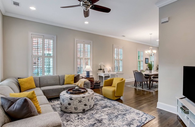 Gorgeous Home by Crawford Square w Private Parking