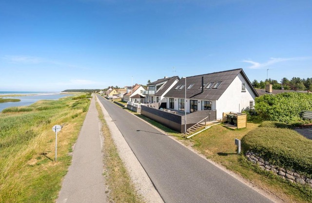 Gorgeous Home In Glesborg With Wifi