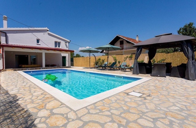 Preciosa casa en Lovrec