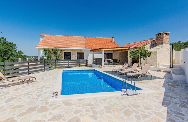 Preciosa casa en Popovici con WiFi