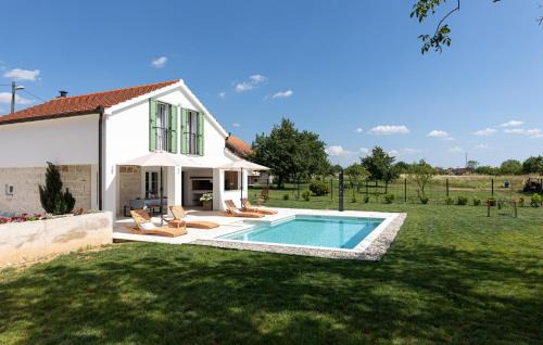 Gorgeous Home In Sinj
