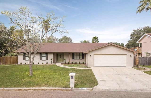 Gorgeous Home With a Pool 2600sqft