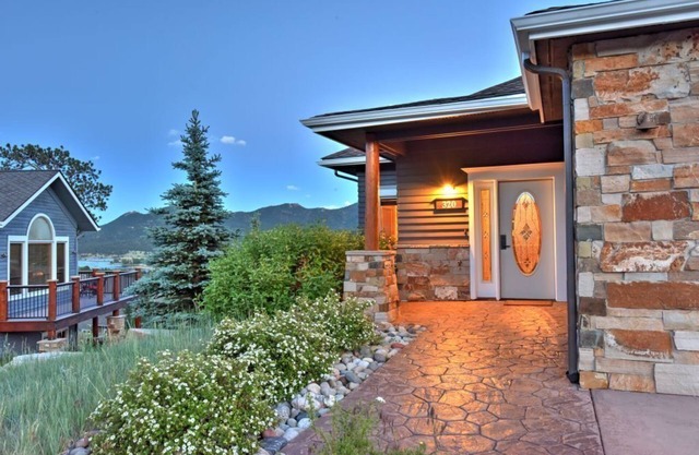 Gorgeous home with large hot tub, vast mountain views--steps from The Stanley!