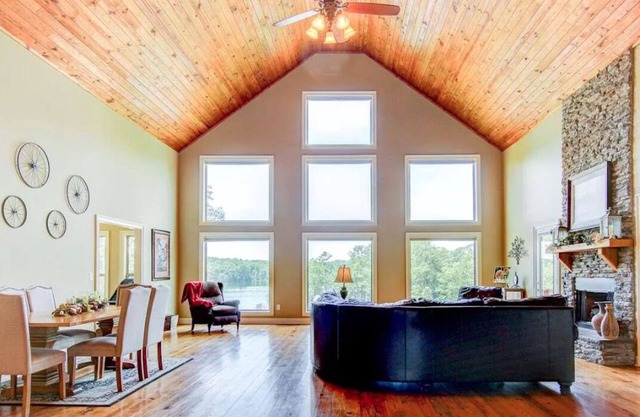 GORGEOUS Huge Family Lake House Getaway -- Less than 2 hours from Atlanta!