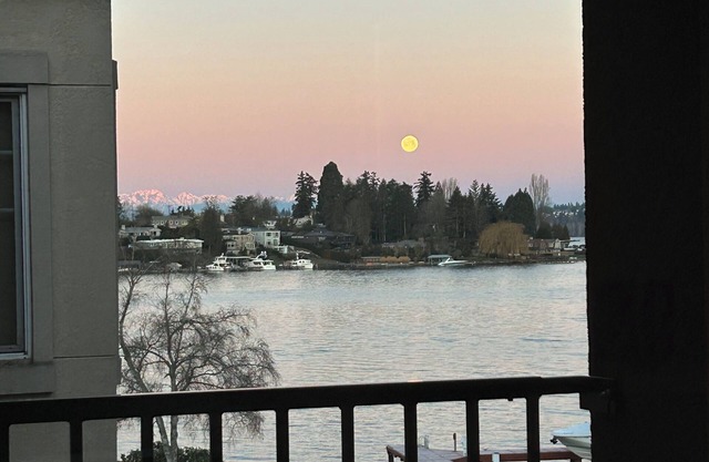 Gorgeous HUGE Lakefront 2 bedroom Apartment!!!!