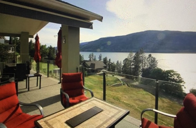Gorgeous Kelowna Lakeview House with hot tub for Large Families