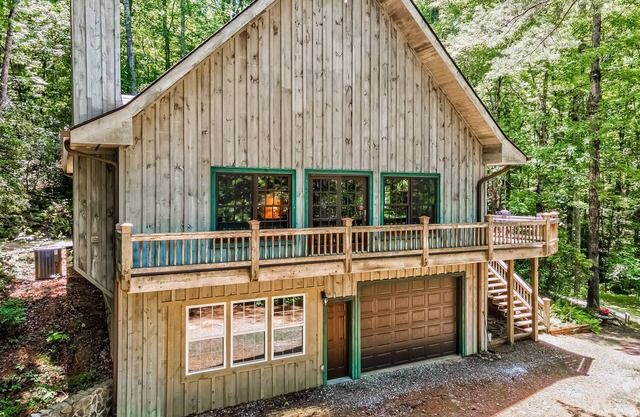 Gorgeous Lake Burton retreat with private deck, fireplace & W/D - dogs welcome