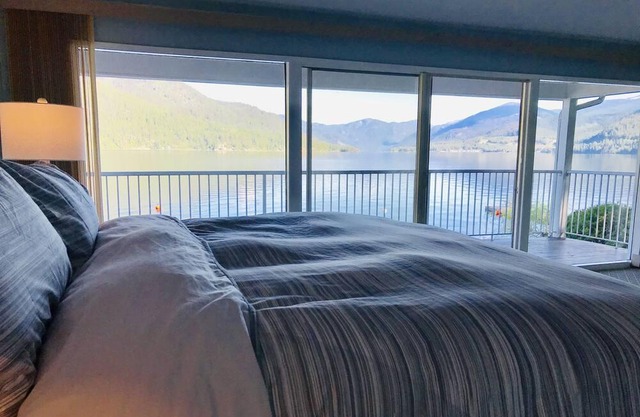 ¡Nuevo listado! 105 pies de primer lago frente al hermoso lago Christina