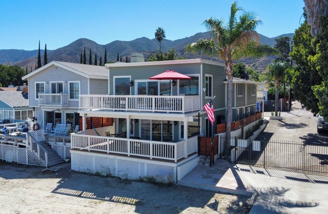 Gorgeous Lake Front Home w/Boat access Unit 2
