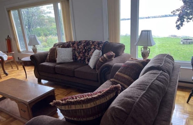 Gorgeous Lakefront 5-Bedroom Cottage 40min to TOR.