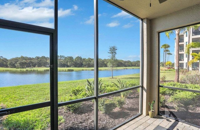Gorgeous lakefront 2/2 condo | Lakewood National Golf Club - Lake Daze