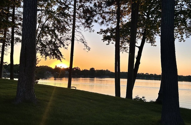 Gorgeous lakefront cabin on popular Serpent Lake!
