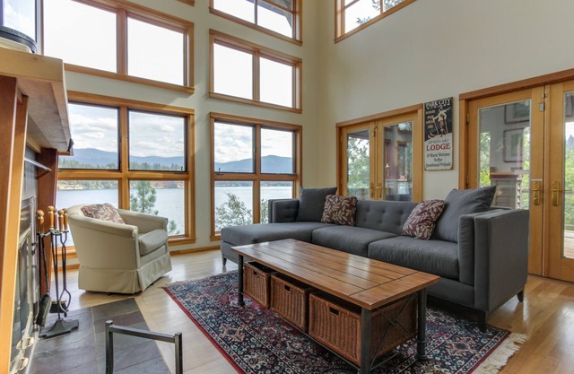 Hermosa casa frente al lago con impresionantes vistas y muelle privado - ¡perros bien!