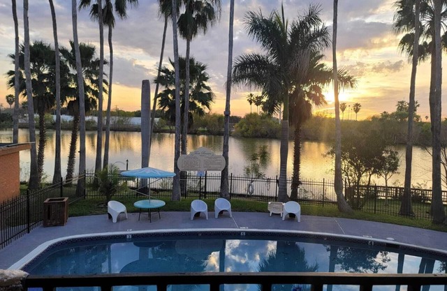 Gorgeous Lakefront Condo W/immaculate Pool