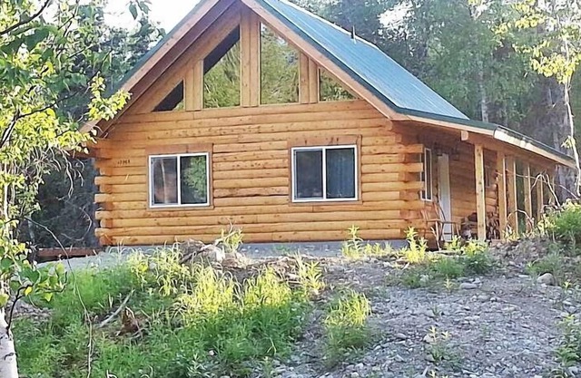 Gorgeous Log Cabin Near The Lake