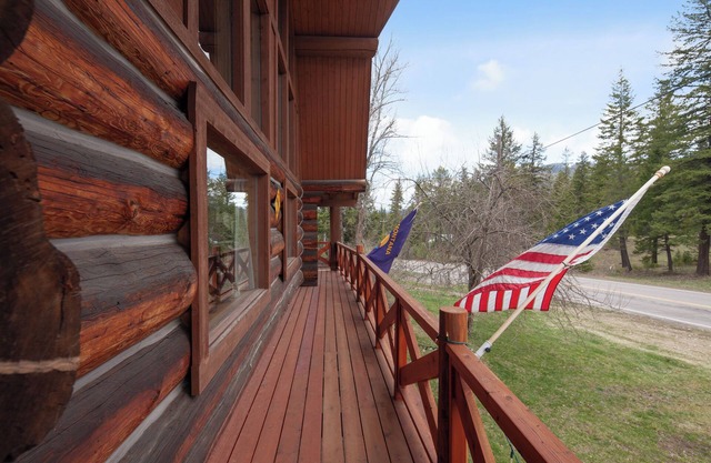 Gorgeous Log Home 9 mi from West Glacier