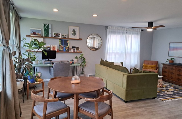 Gorgeous Mid Century 3 bed with hot tub near Lincoln Square