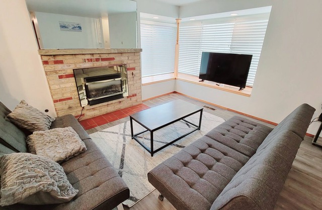 Gorgeous, Modern, Centrally Located 3Bed/2Bath.
