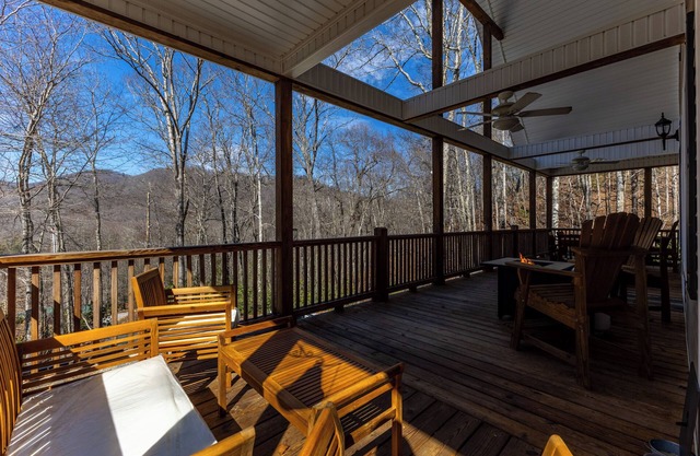 Gorgeous Mountain Retreat in Glenville with beautiful views & close to Cashiers!