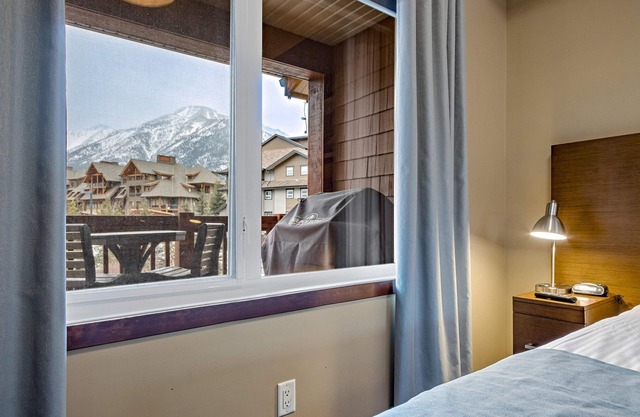 Gorgeous Mountain View Condo with 2 Hot Tubs