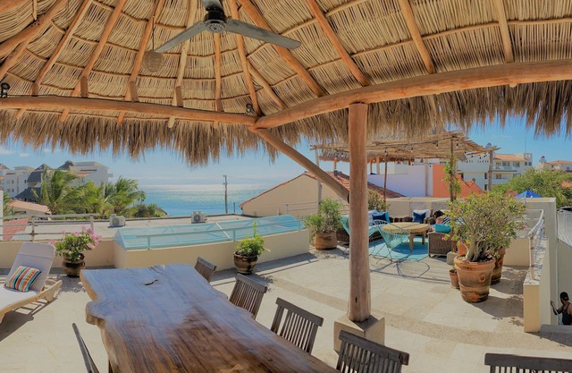 Hermosas vistas al mar desde la terraza privada, la piscina, las tablas de surf, los SUPs y el ama de llaves