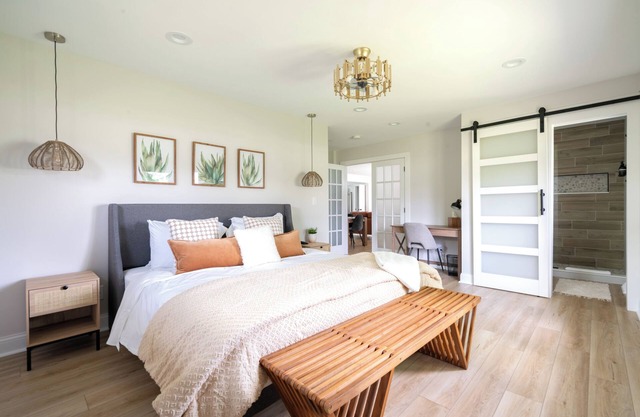 Gorgeous New Albany home w/ king suite, gym, private acre lot and fire pit!