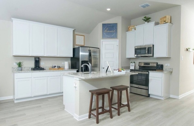 Gorgeous new home! Near SeaWorld, Six Flags, Riverwalk & LAFB!