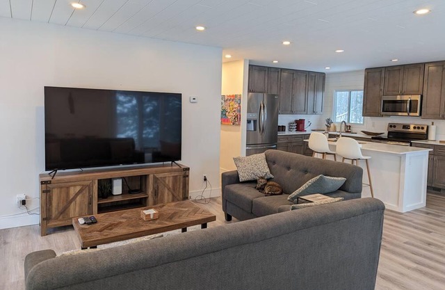 Gorgeous Newly Renovated Lake View Cottage in Victoria Harbour