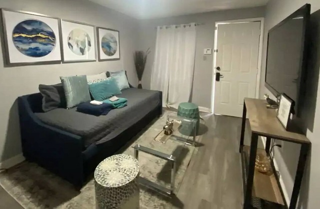 Gorgeous newly remodeled 5 Bedroom home - sleeps12
