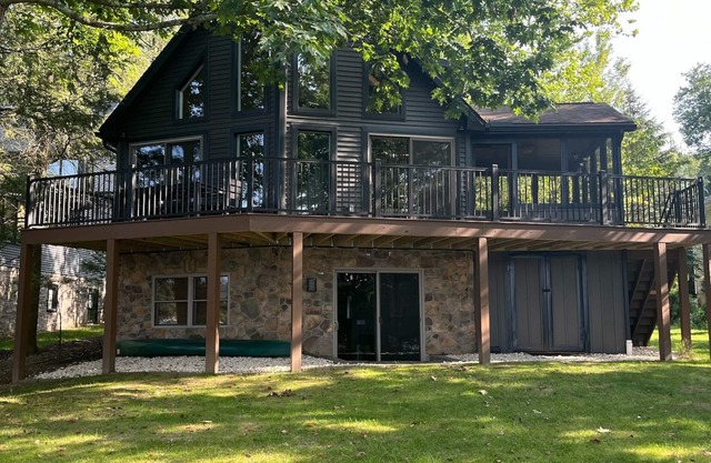5-bedroom LAKEFRONT cabin! New listing! Fishing and kayaking from the backyard!