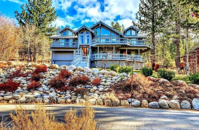 Hermosa casa de Northstar con una mesa de ping pong, chimenea de gas y bañera de hidromasaje.