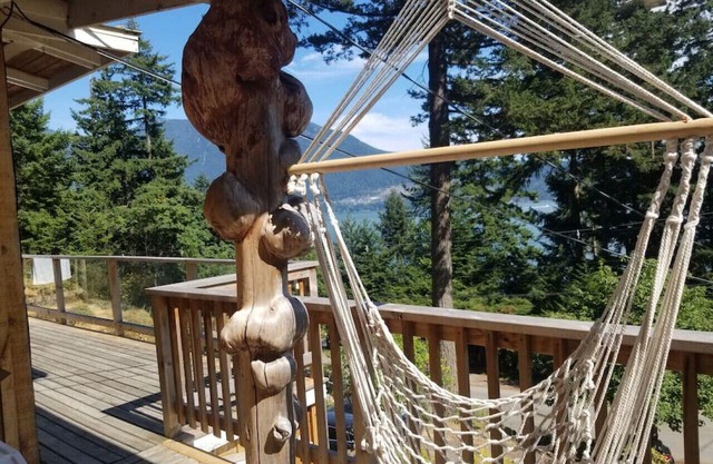 Gorgeous Ocean & Mountain View Cottage, AC, Hot Tub