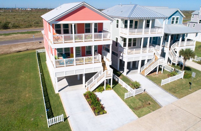 Gorgeous Ocean Views and Walk to the Beach!