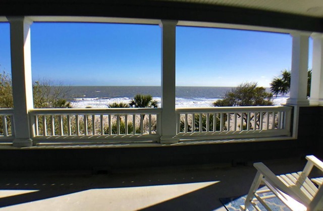 Frente al mar de 6 habitaciones, 6 baños en una comunidad cerrada en Edisto. ¡Maravilloso!