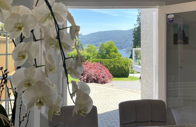 Gorgeous Oceanview House 5 min from Deep Cove