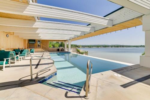 Gorgeous Onekama Condo with Pool and Lake Access!