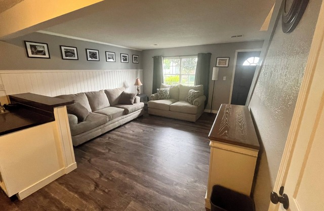 Gorgeous, Pet Friendly and Completely Remodeled 2 Bedroom condo in Independence