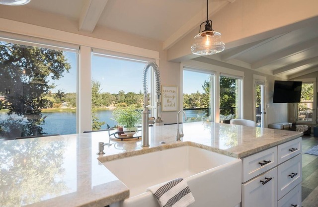 Gorgeous*Pool*Lake View*Game Room*Mini Putt