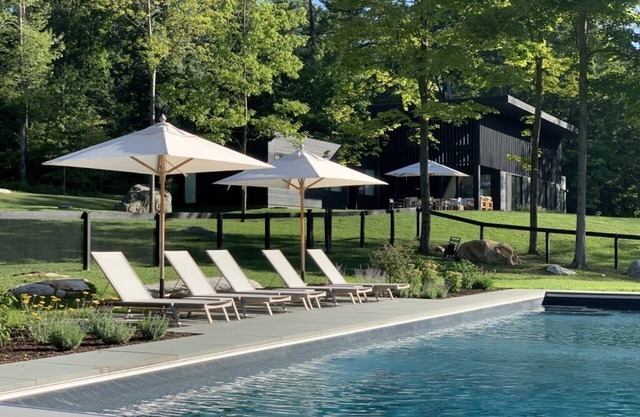 Lujosa finca moderna con piscina climatizada, bañera de hidromasaje y frente al lago.